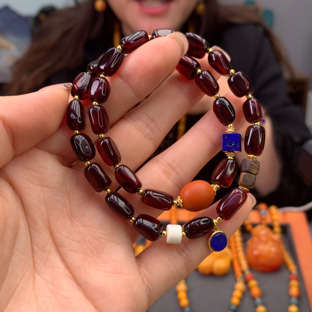 未镶嵌血珀手串多样性发