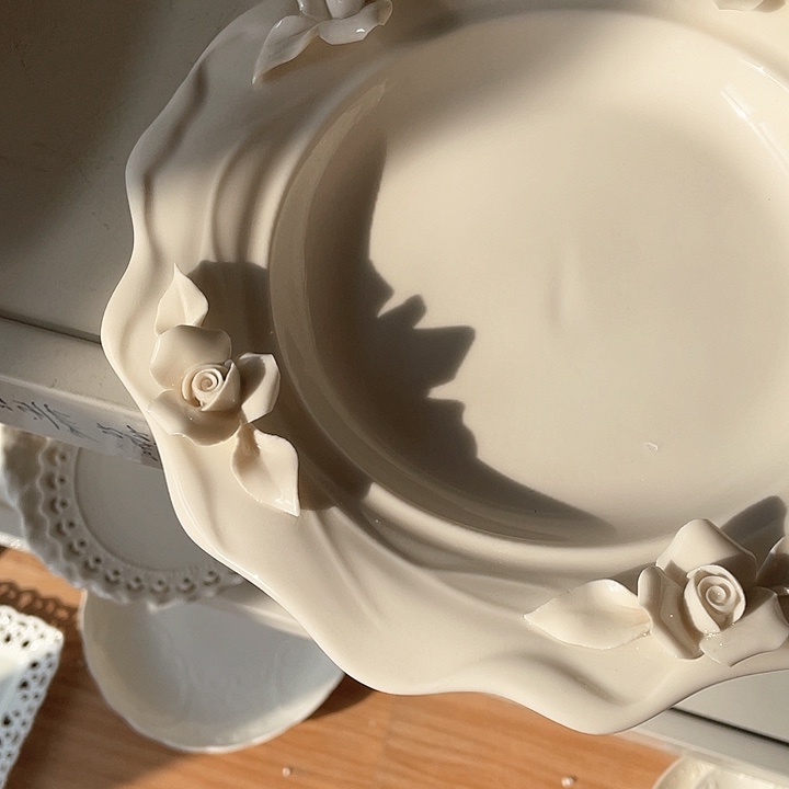 白瓷捏花盘子25厘米