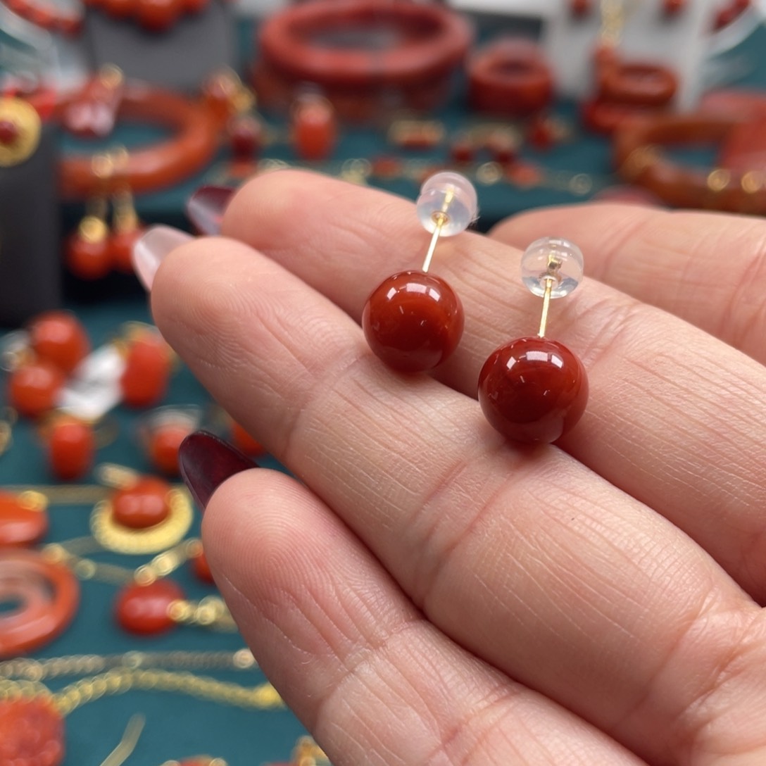 南红玛瑙川料南红耳钉18K金镶嵌