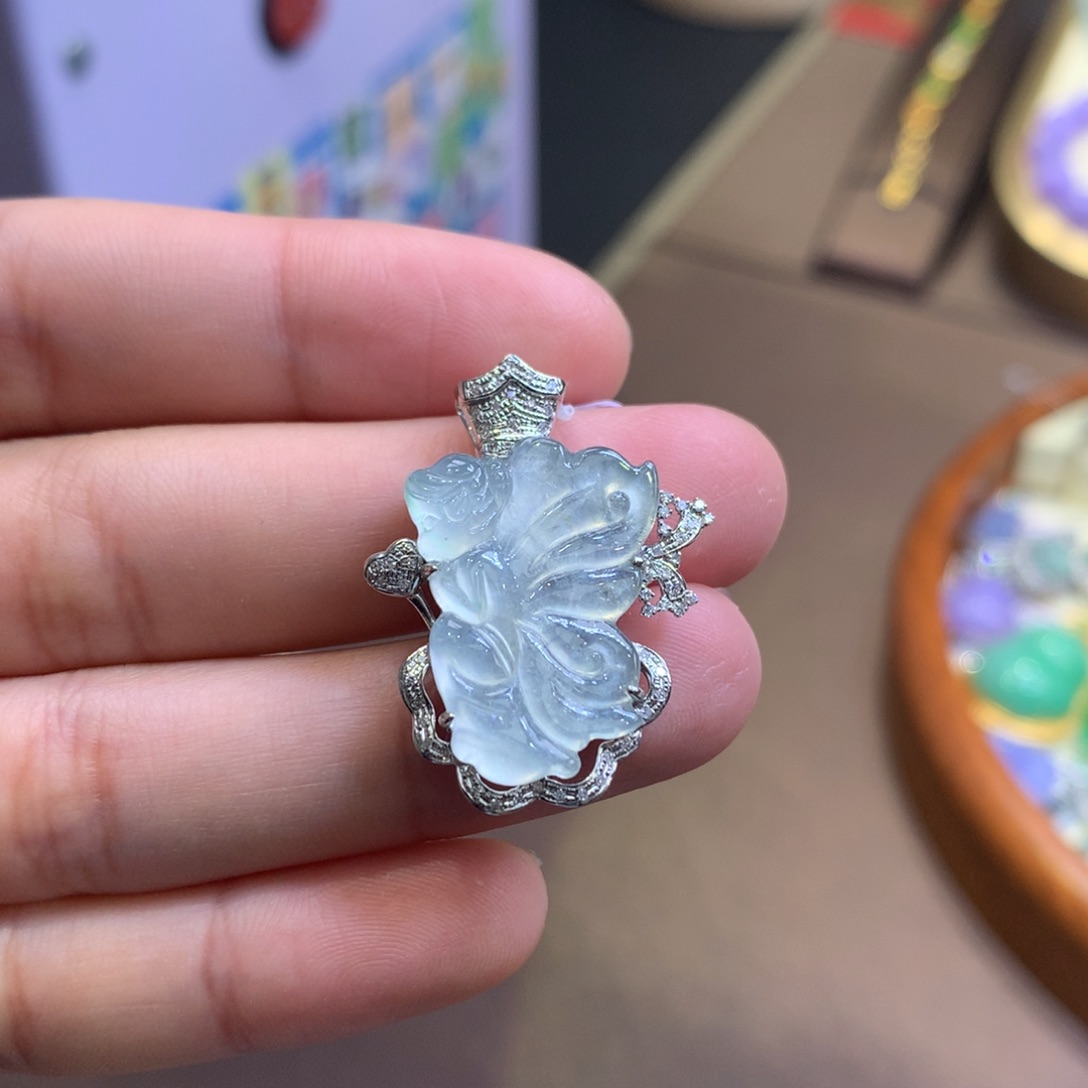 翡翠18K金镶嵌颈饰翡翠