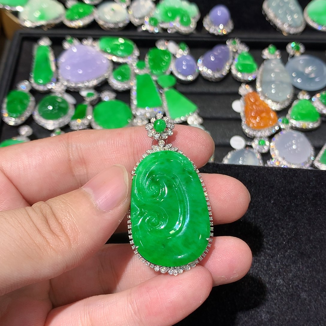 旺***旺翡翠18K金镶嵌颈饰