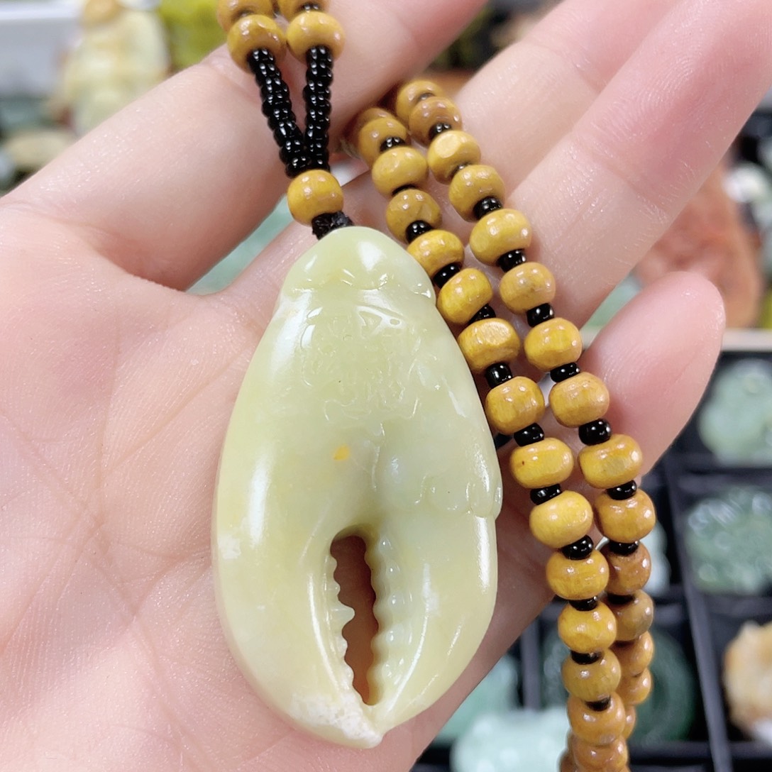 蛇纹石玉颈饰合金