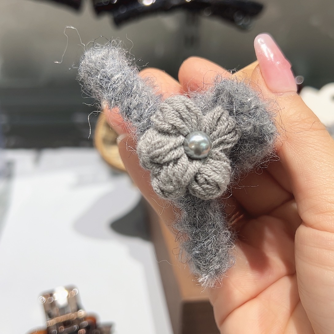 非金属灰色小花中抓