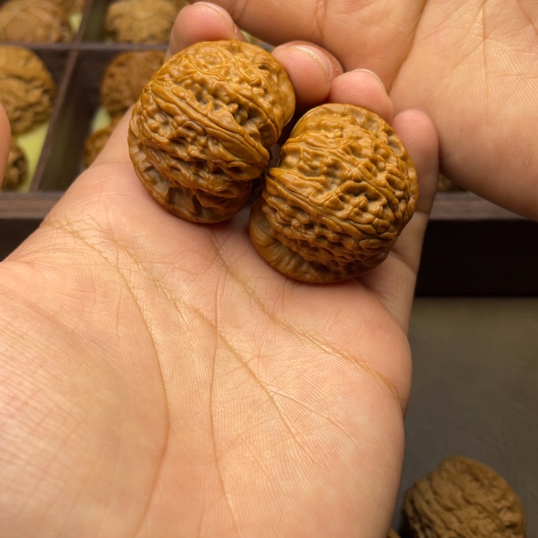 K***R文玩核桃把件球白