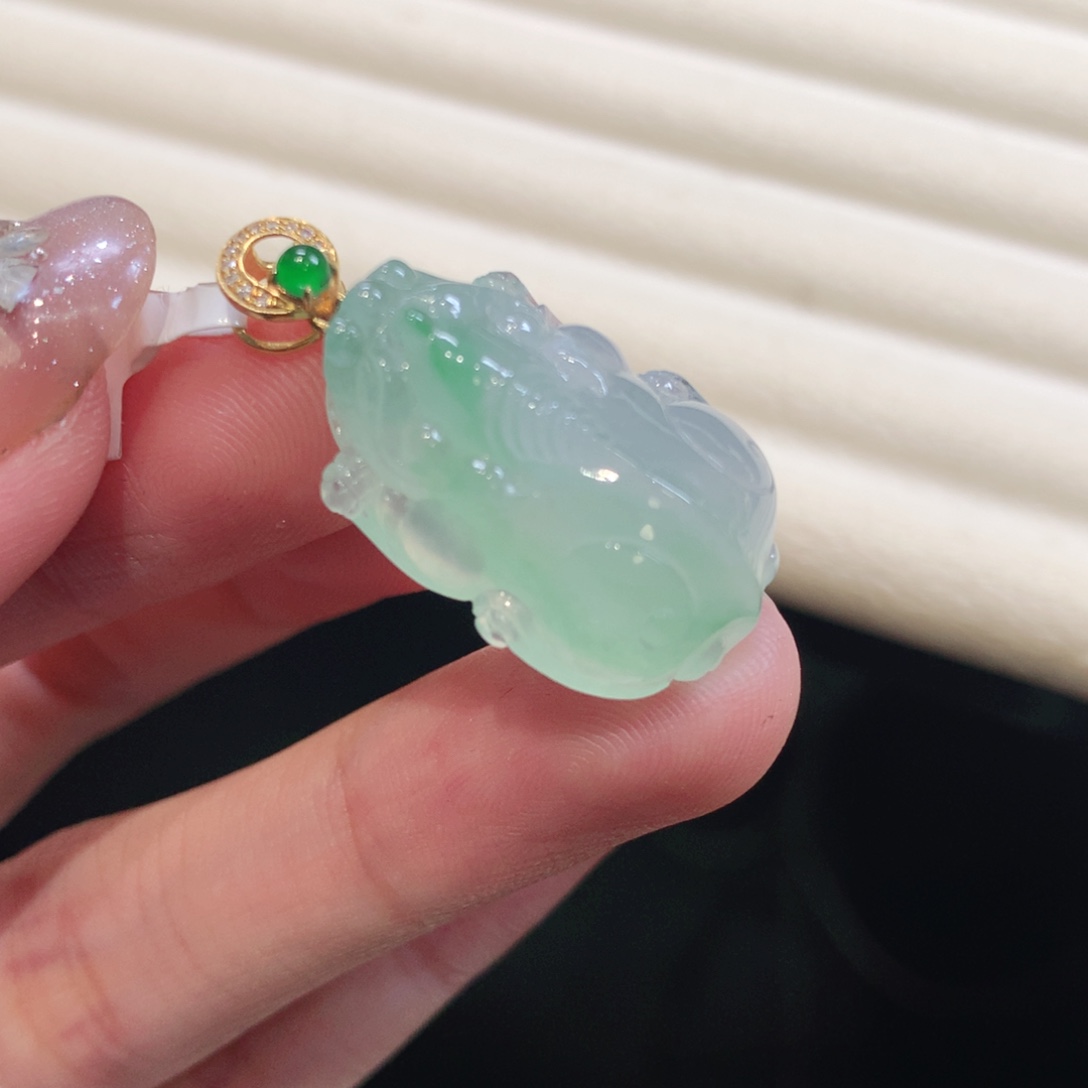 翡翠18K金镶嵌颈饰貔貅