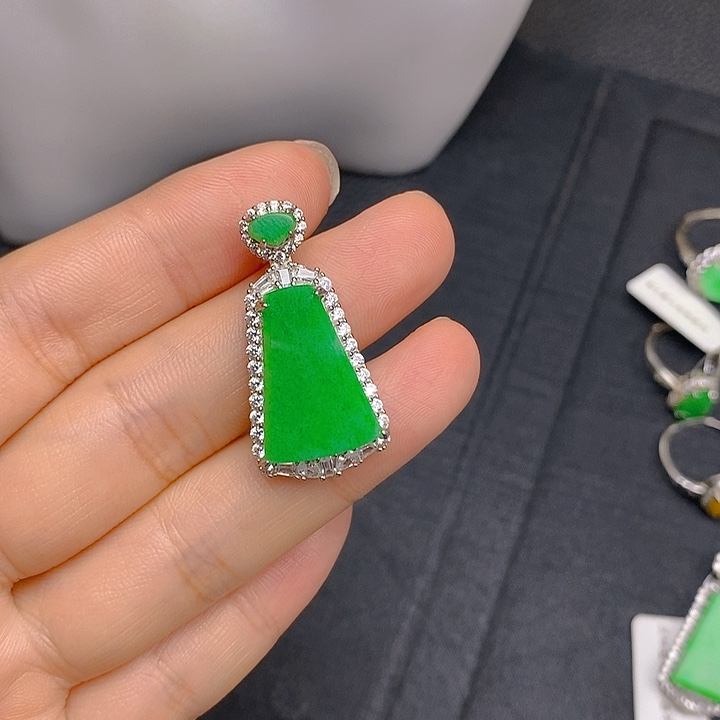 小***酱翡翠银S925镶嵌颈饰