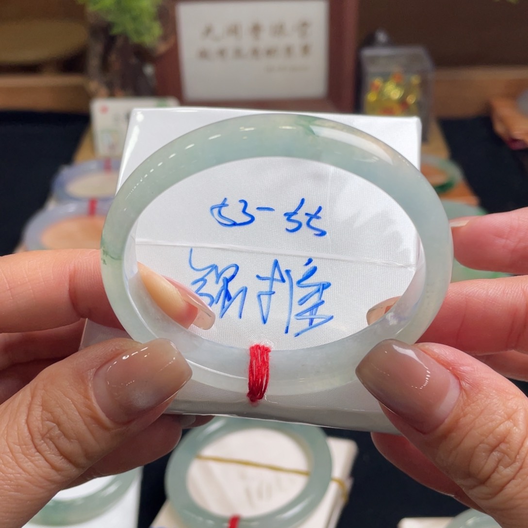 翡翠未镶嵌手镯P****.翡翠57贵妃尾款