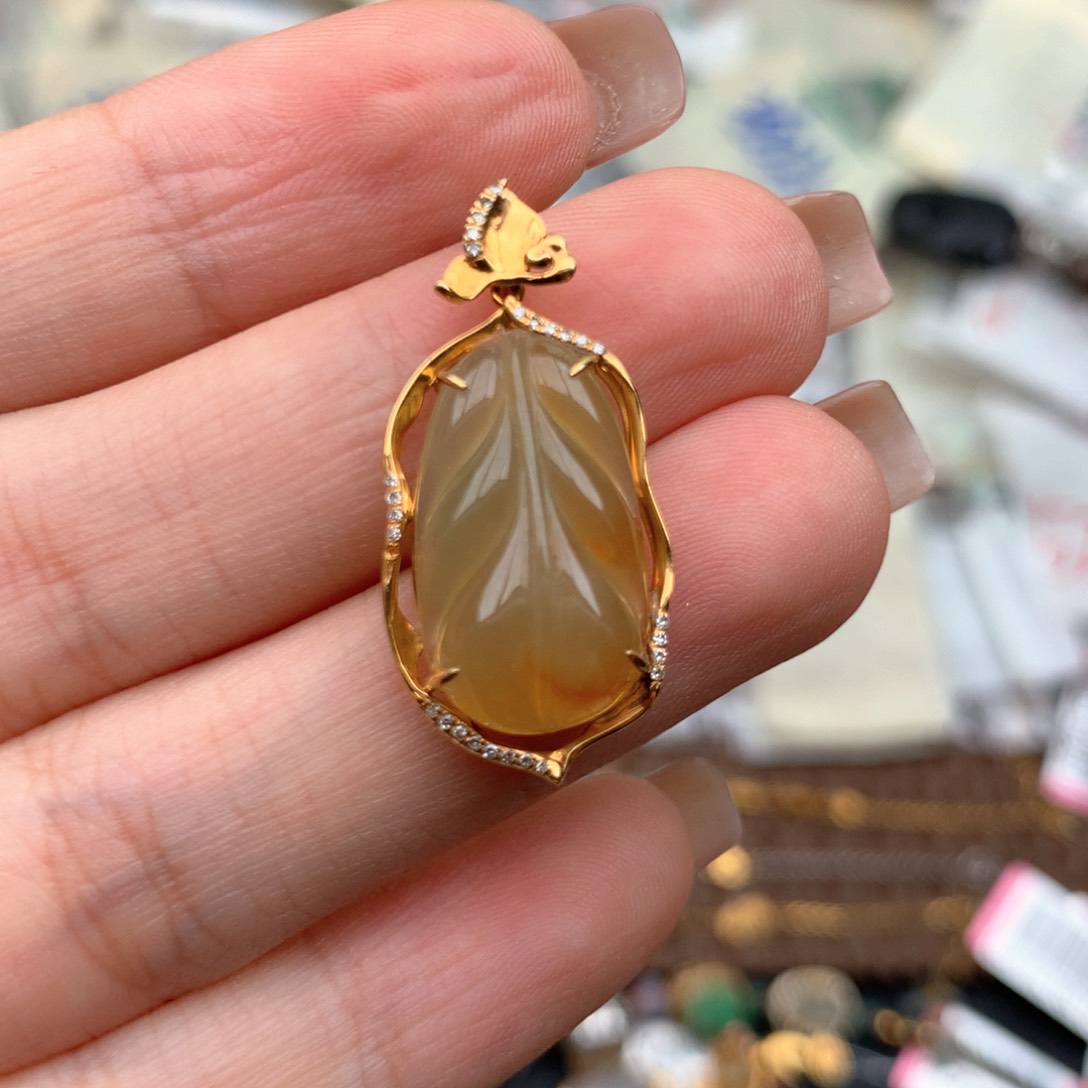 18K金镶嵌挂件翡翠