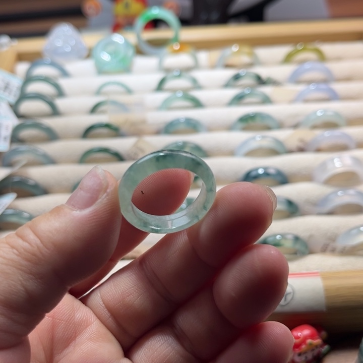 翡翠未镶嵌戒指飘花