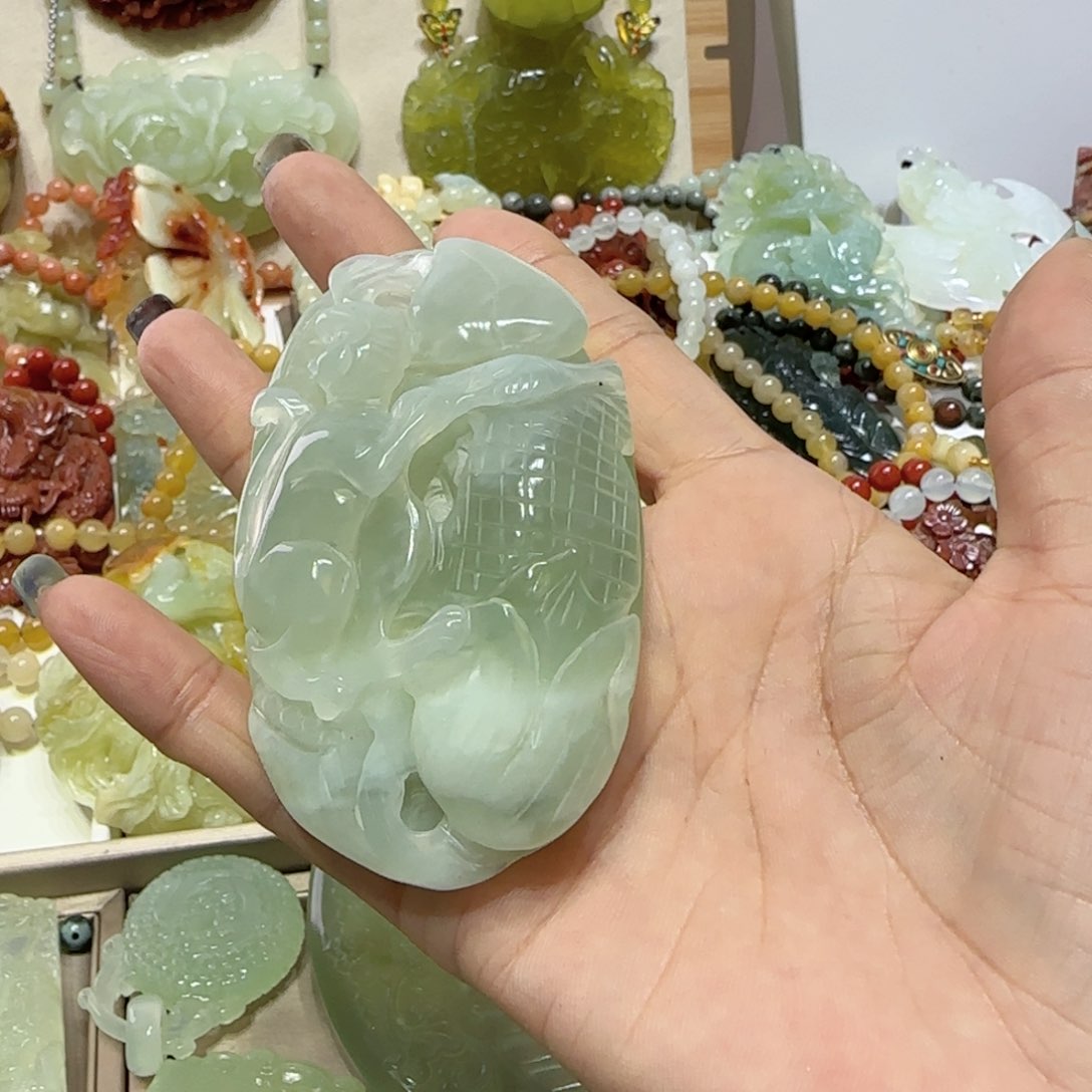 未镶嵌蛇纹石玉吊坠张*猪