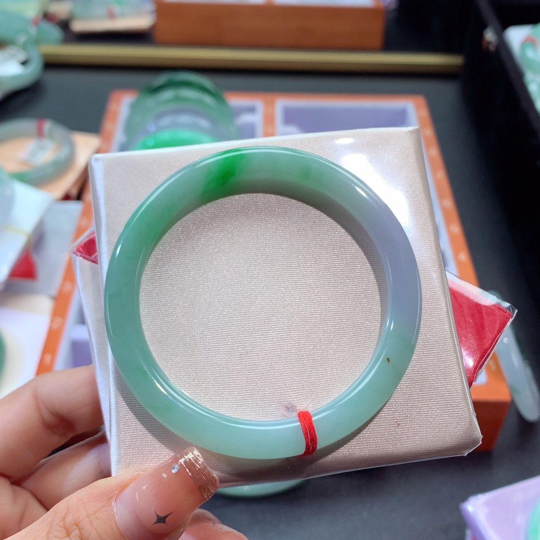 翡翠手镯未镶嵌65号春彩圆条性价比推荐