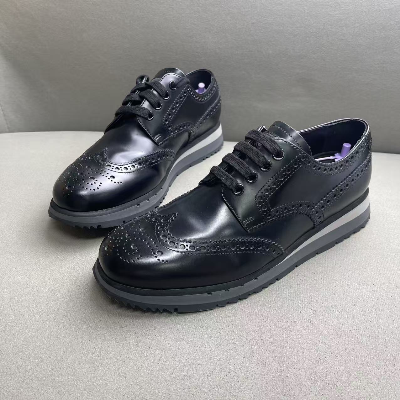 99新 Prada/普拉达 黑色亮面皮革镂空雕花厚底系带皮鞋 39码