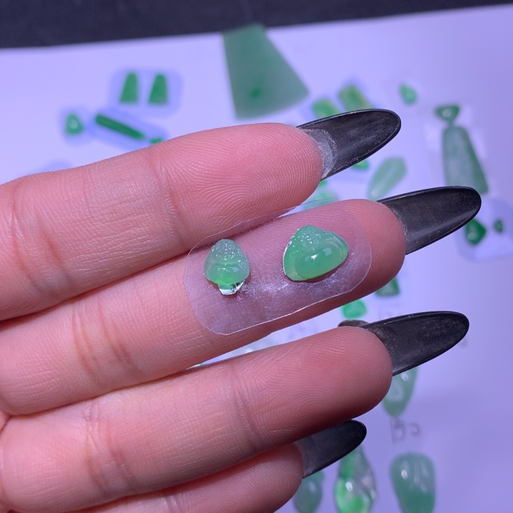 翡翠未镶嵌颈饰佛