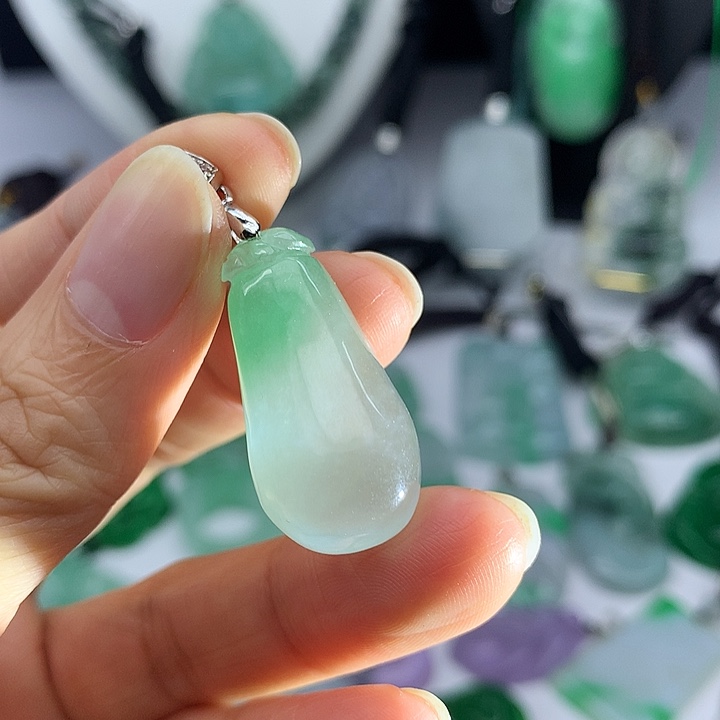 翡翠未镶嵌吊坠(赠链)
