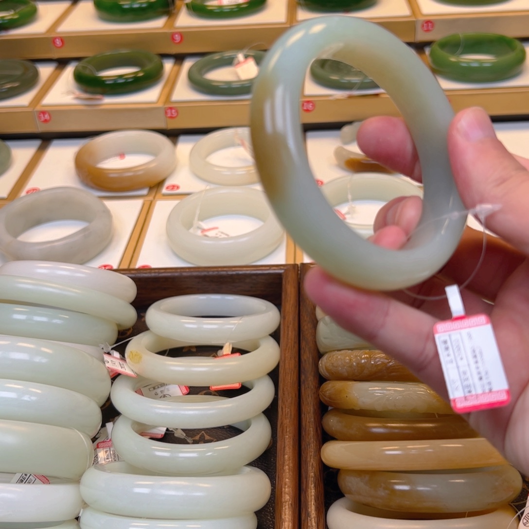 和田玉手镯未镶嵌N****8