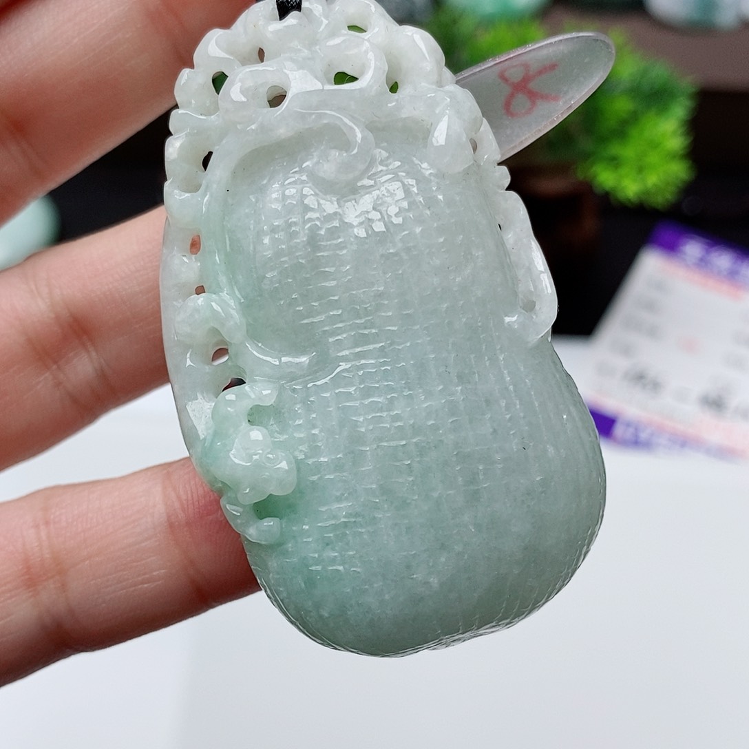 翡翠未镶嵌颈饰          