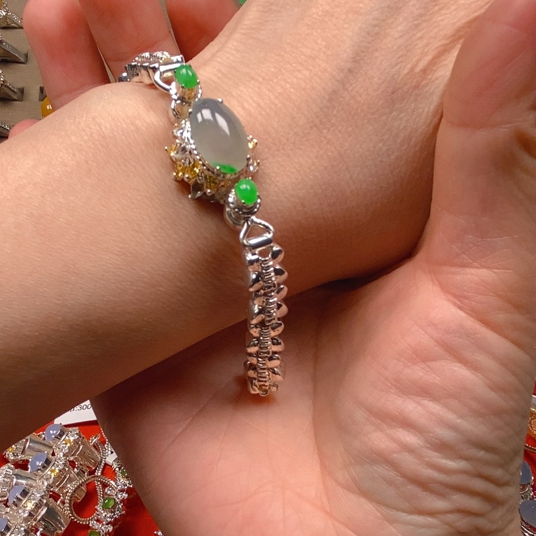 翡翠耳饰未镶嵌翡翠蛋面