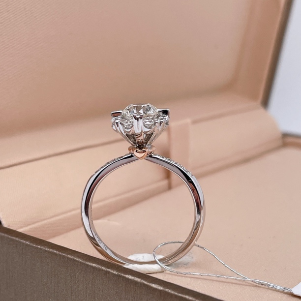 18K金主钻1克拉经典时尚高托显大围镶手捧花克拉钻净度SI颜色H16#