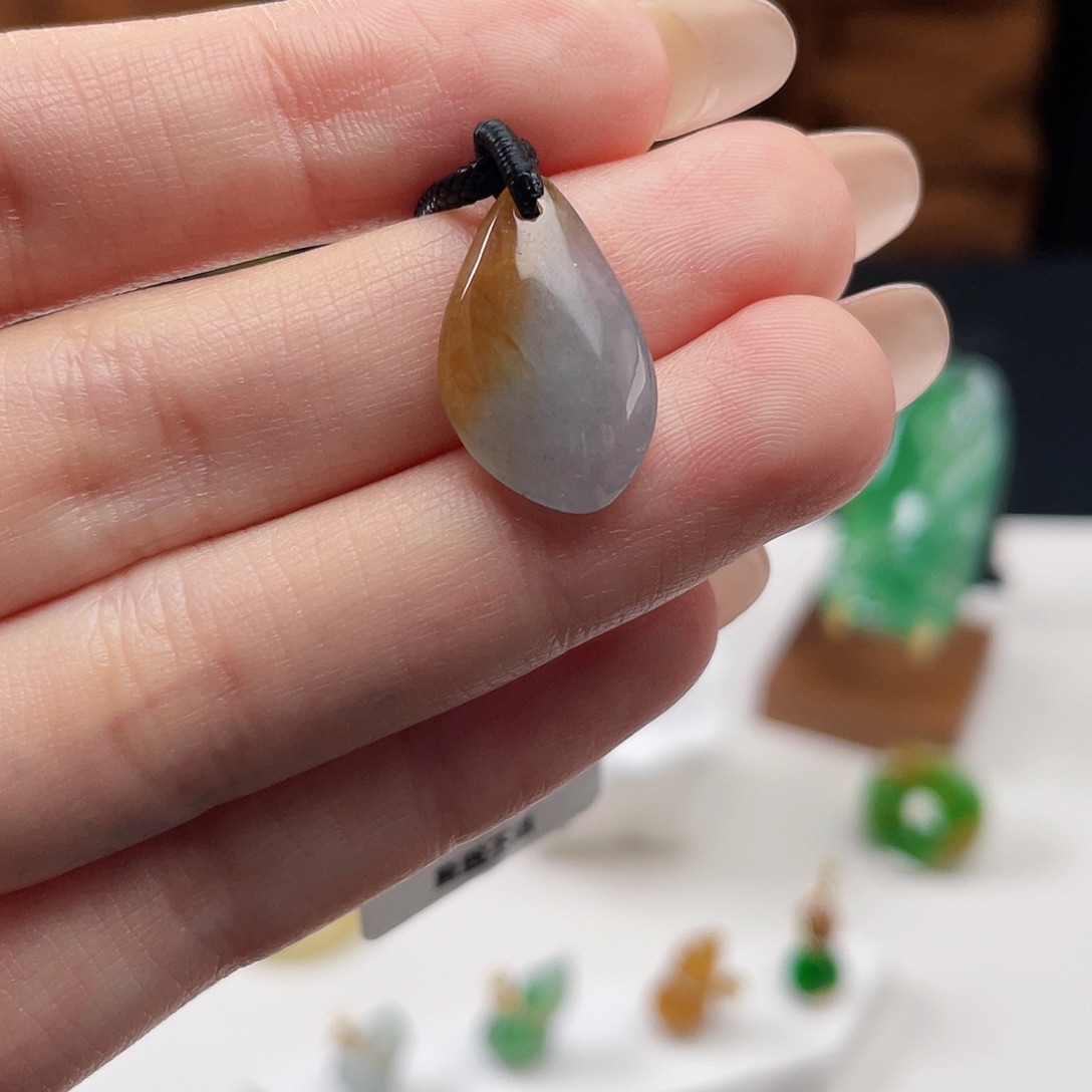 翡翠未镶嵌颈饰黄加蓝