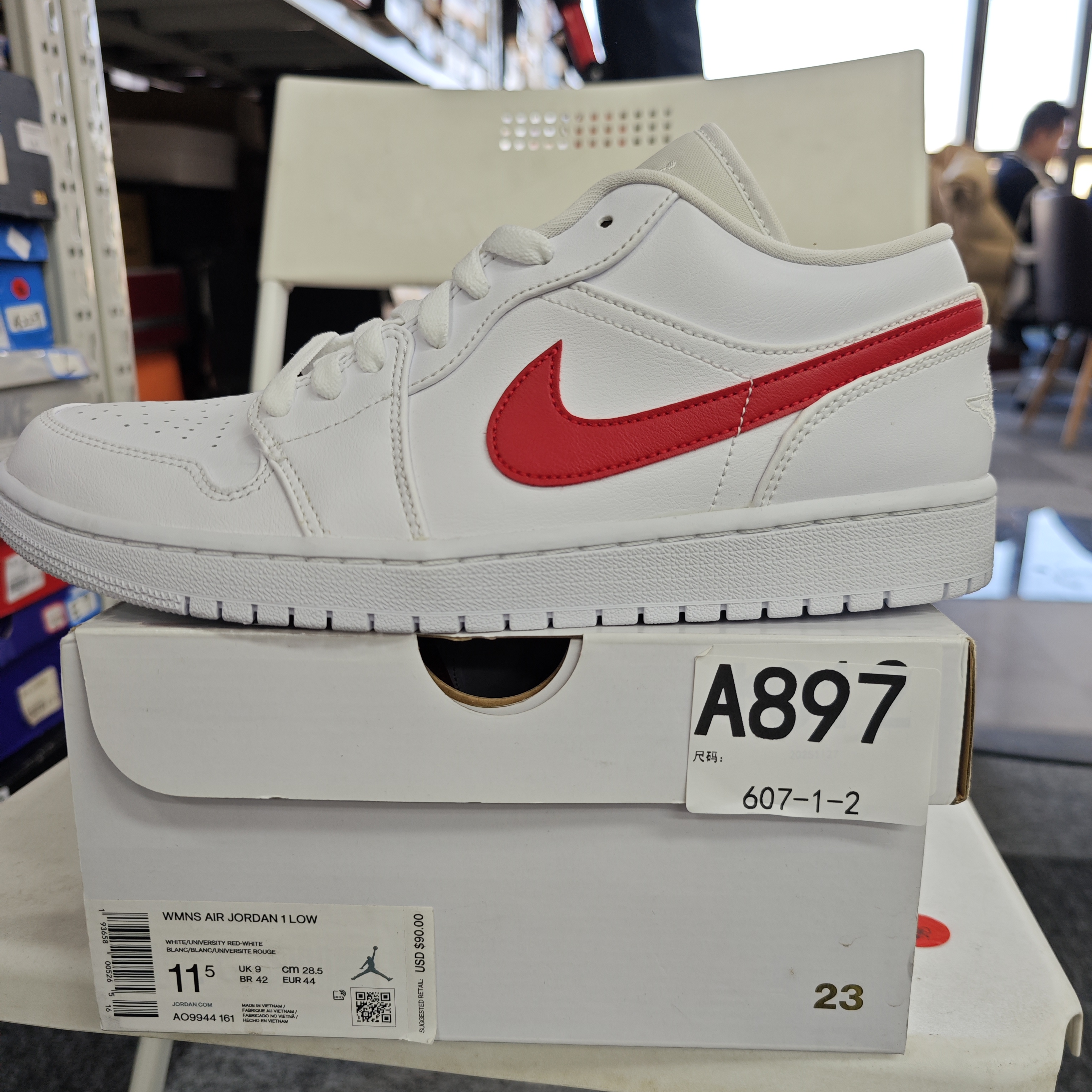 NIKE aj1白红低帮 全新原盒 44码 guai 12.11 A897 白