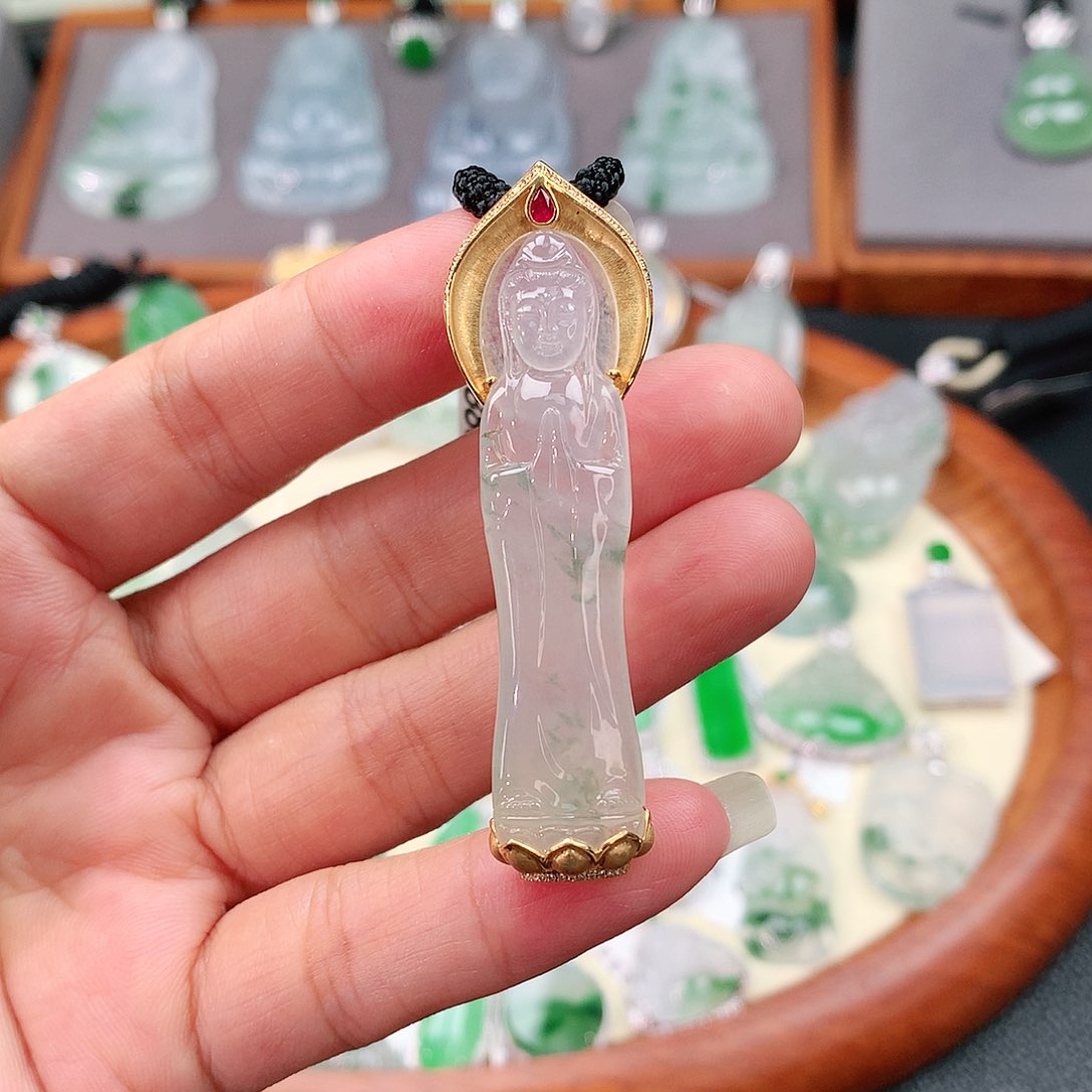 颈饰18K金镶嵌翡翠姐****滴站观音