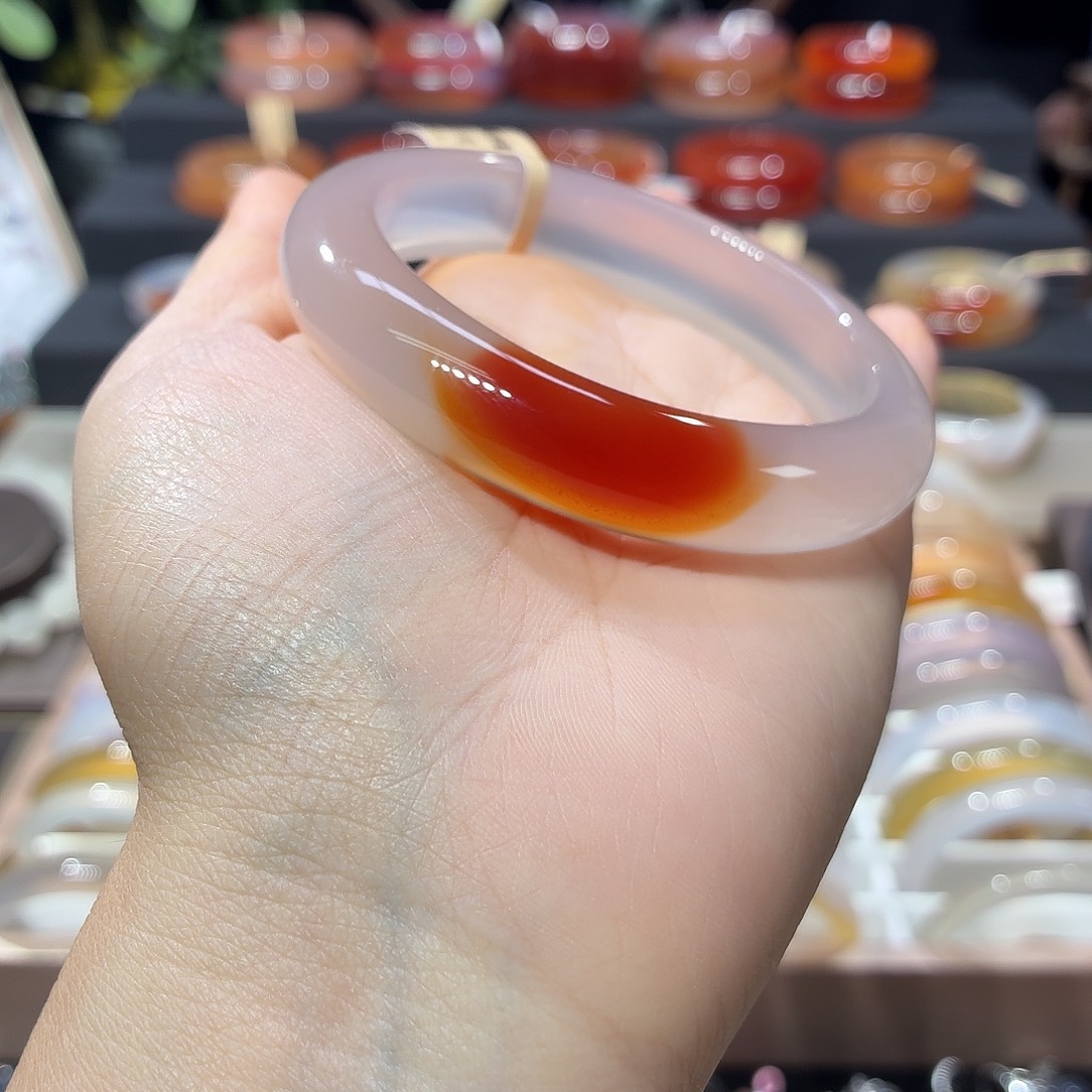 安***安玛瑙/玉髓未镶嵌手镯