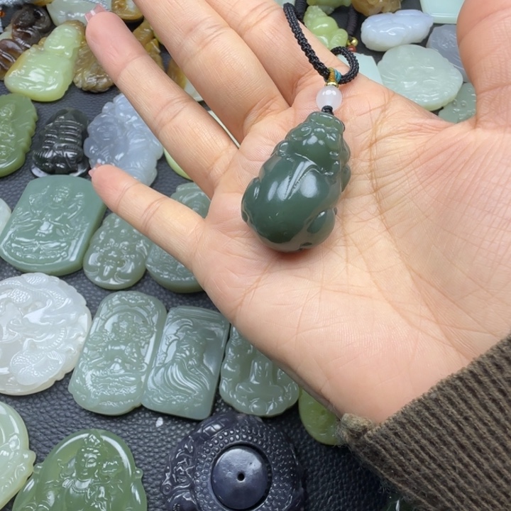 桀***驯和田玉未镶嵌颈饰