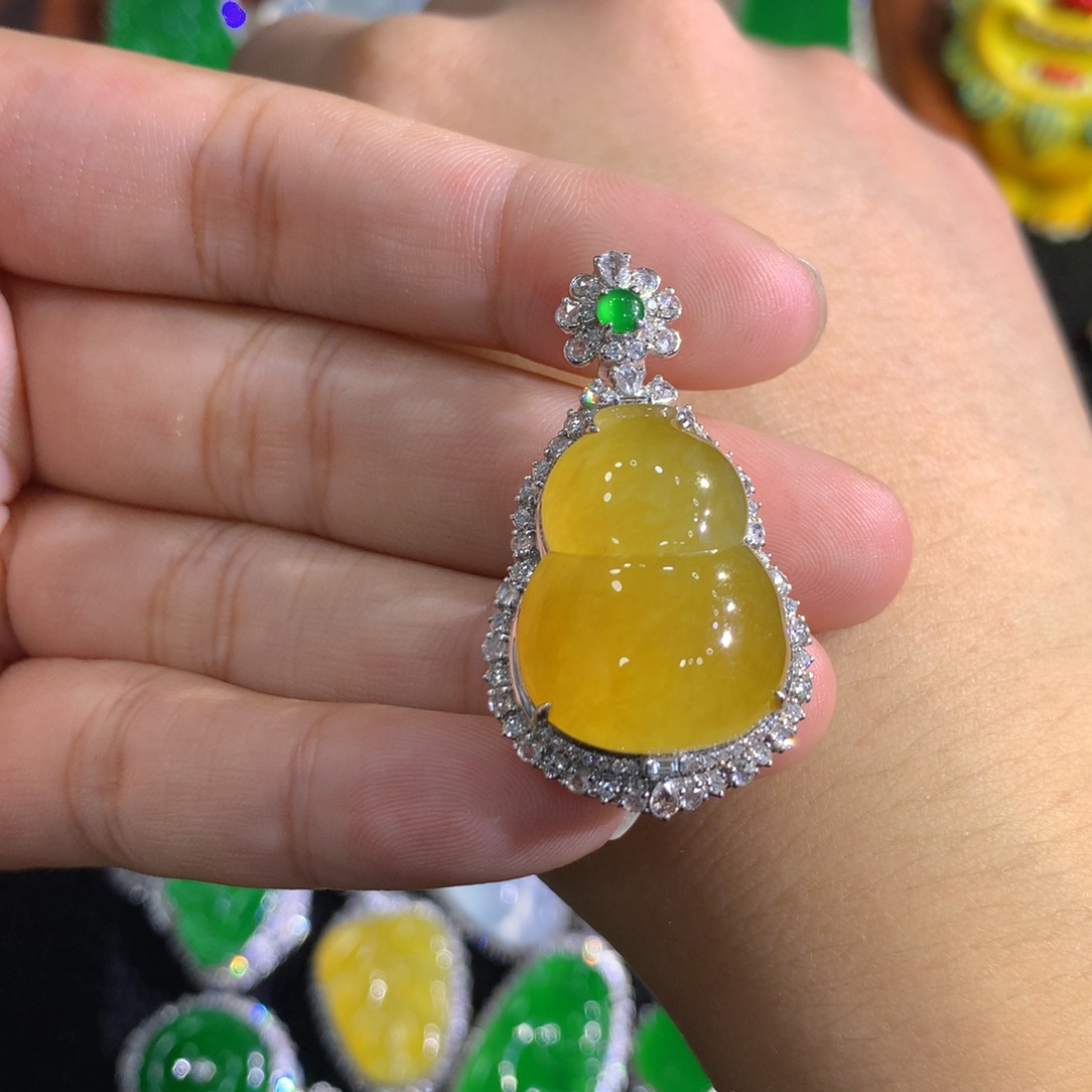 翡翠18K金镶嵌颈饰