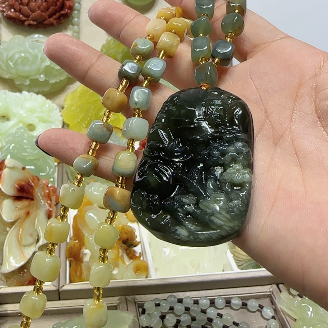 未镶嵌蛇纹石玉吊坠