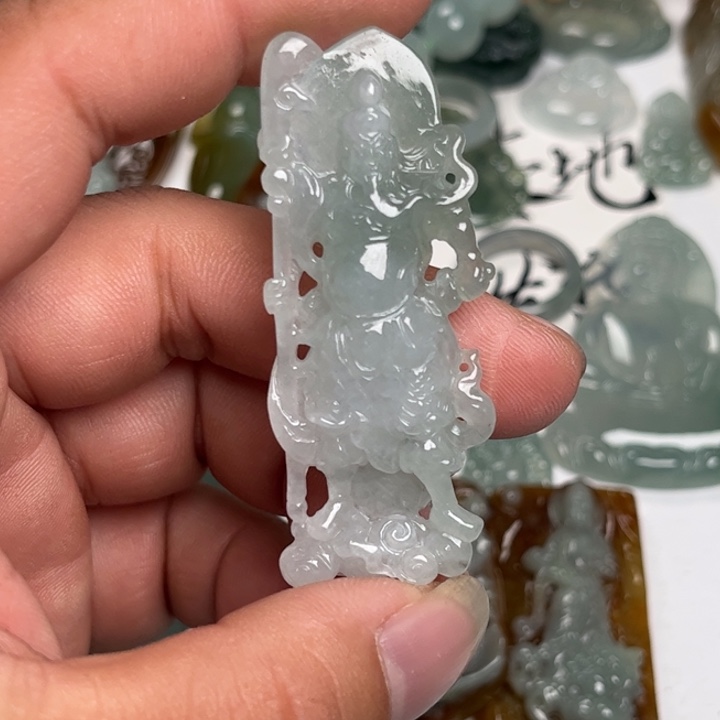 翡翠未镶嵌颈饰关公