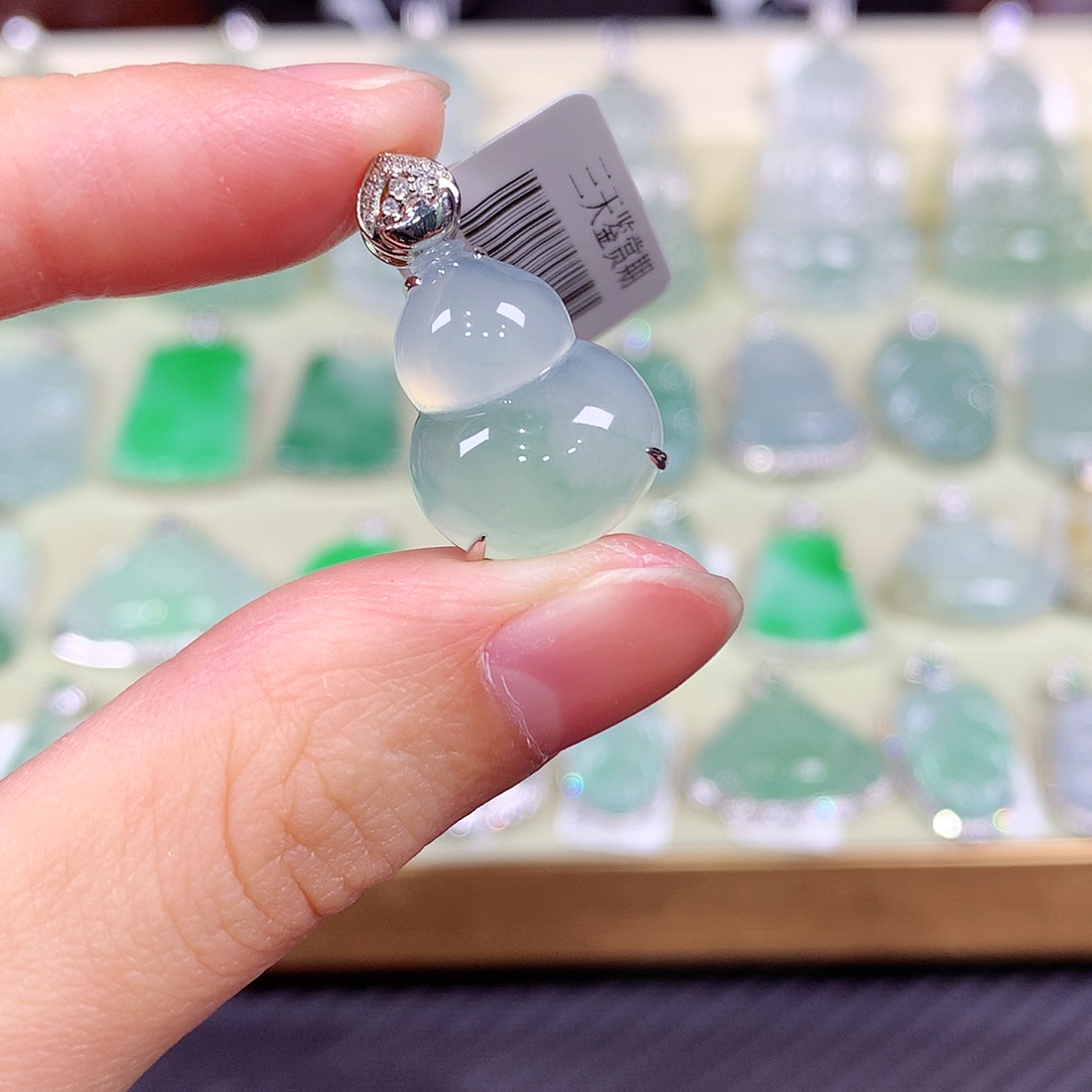 翡翠18K金镶嵌颈饰葫芦