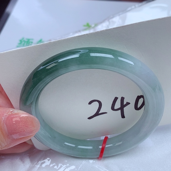 翡翠手镯未镶嵌翡翠