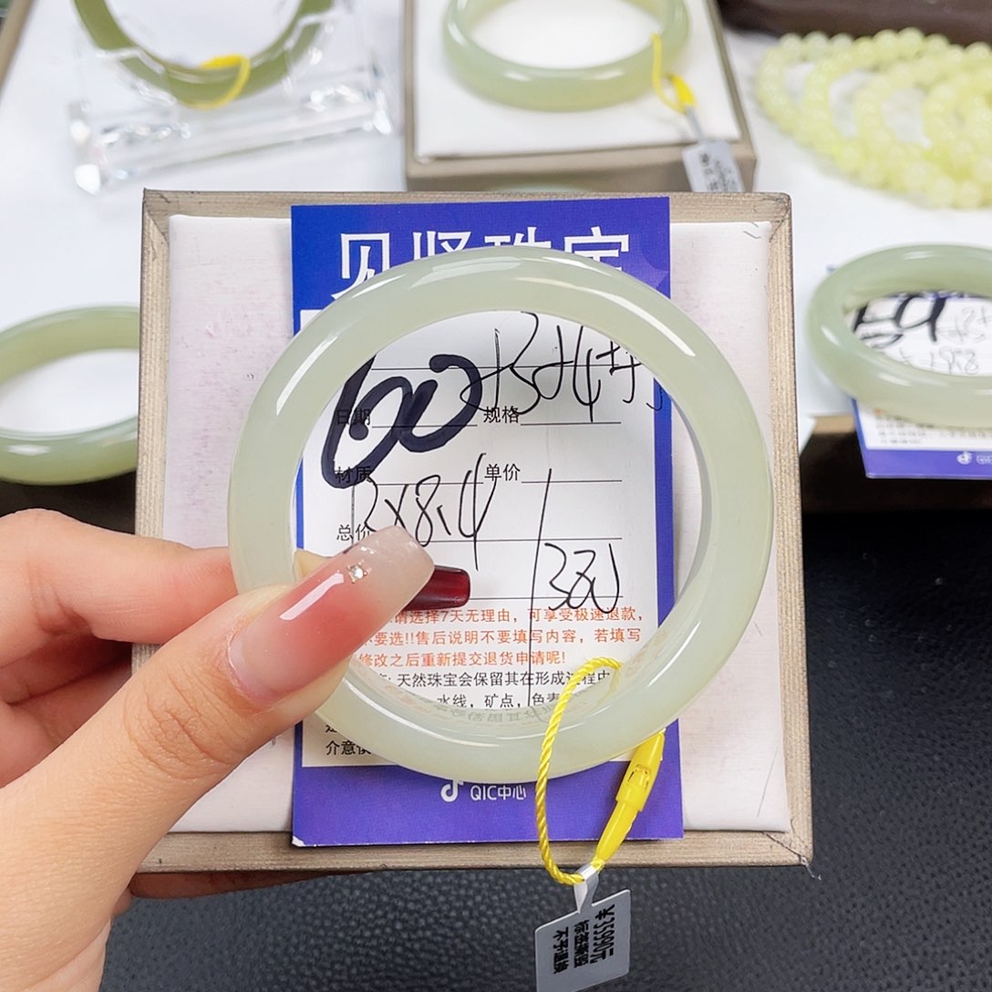 和田玉手镯未镶嵌