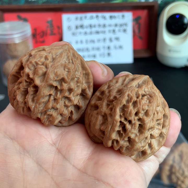 文玩核桃吊坠野牛