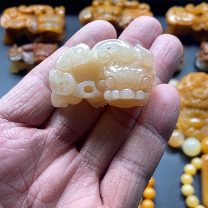 石英质玉（黄龙玉）未镶嵌颈饰
