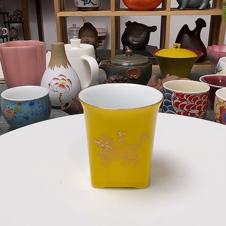 瓷片帝王黄如玉虎主人杯