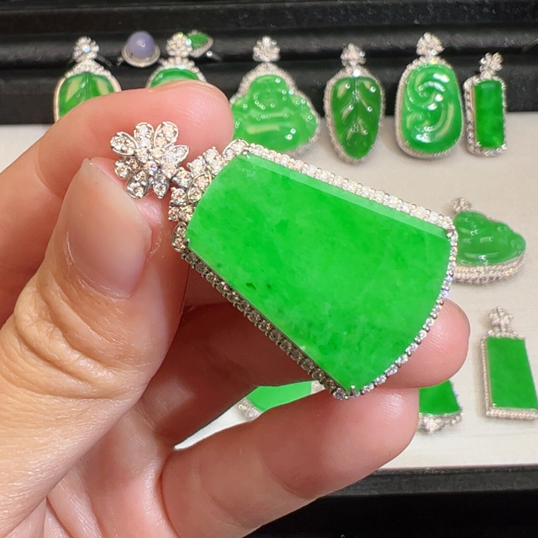 翡翠吊坠(不含链)18K金镶嵌