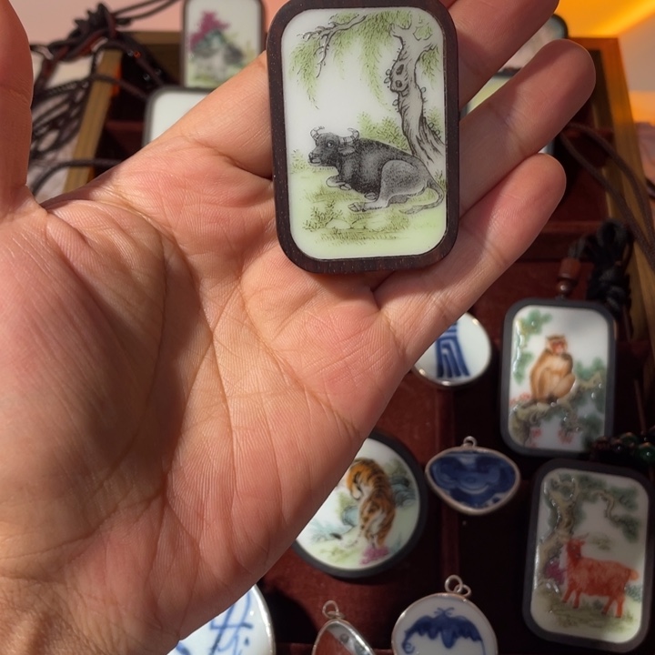 瓷片生肖牛檀木挂件