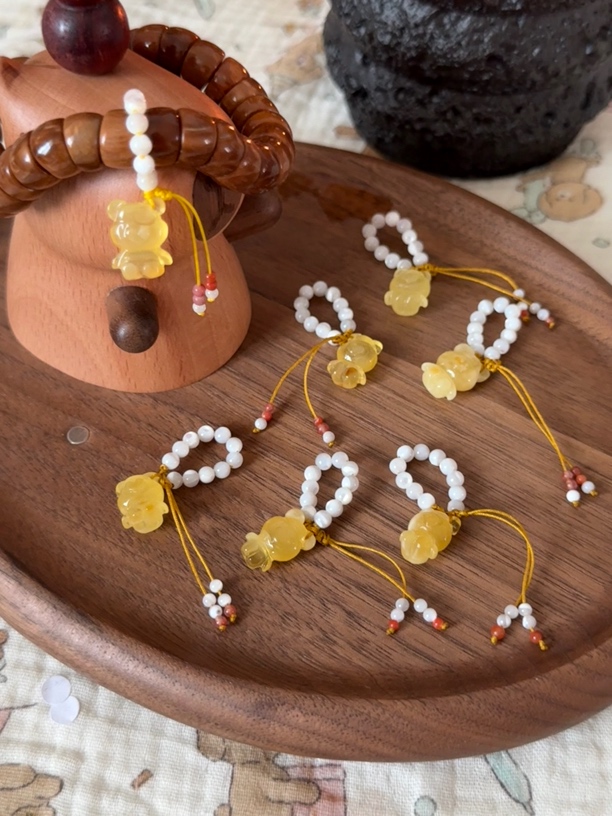 蜜蜡小熊挂件精致设计小滴溜文玩配饰（随机发货其中一个）