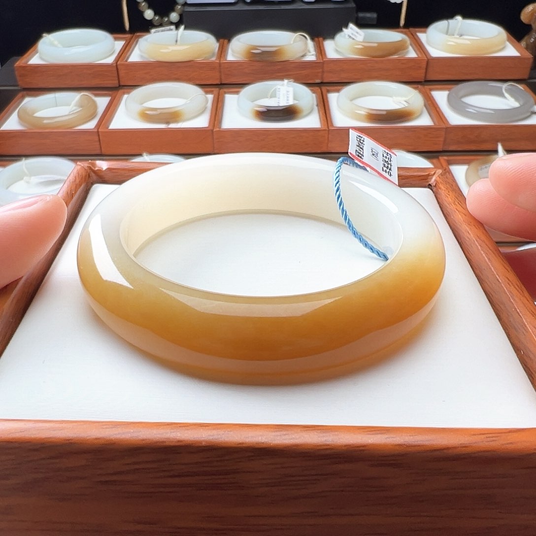 和田玉手镯未镶嵌净***?