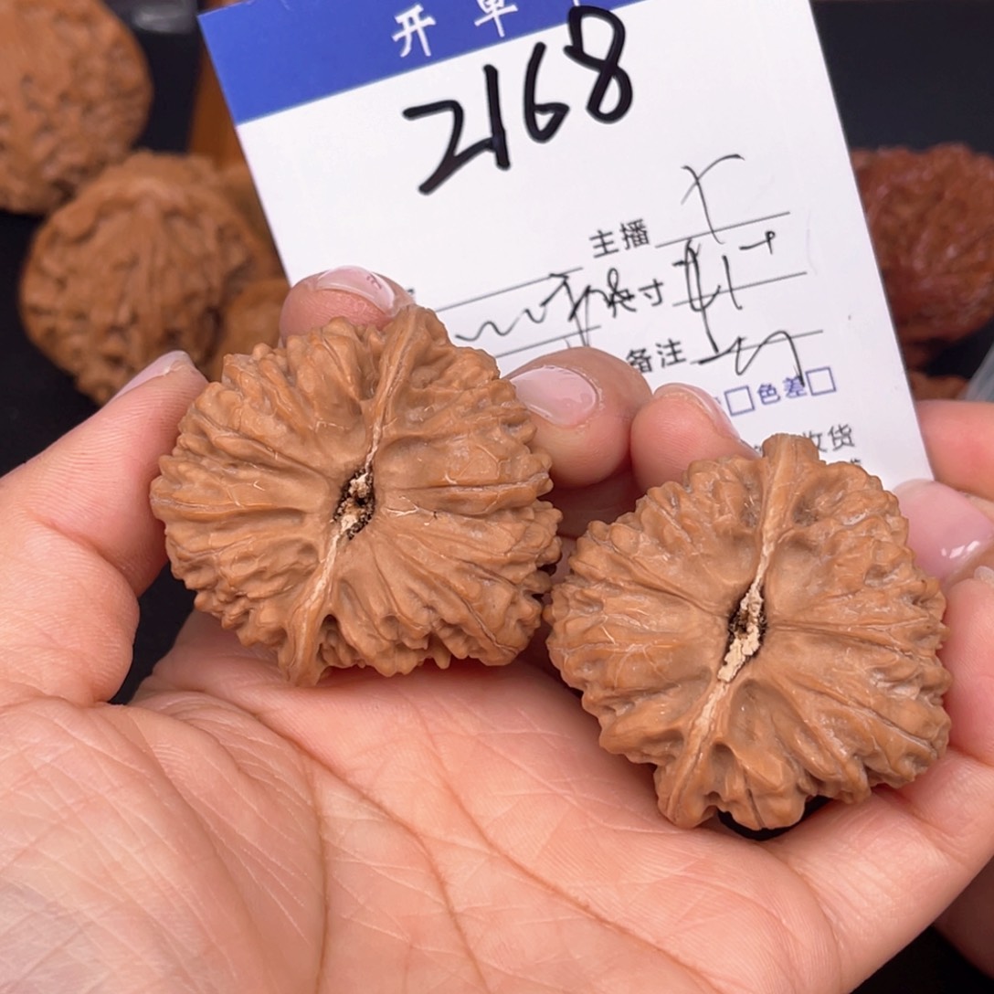 文玩核桃吊坠小****骨凹底41尺。 2168