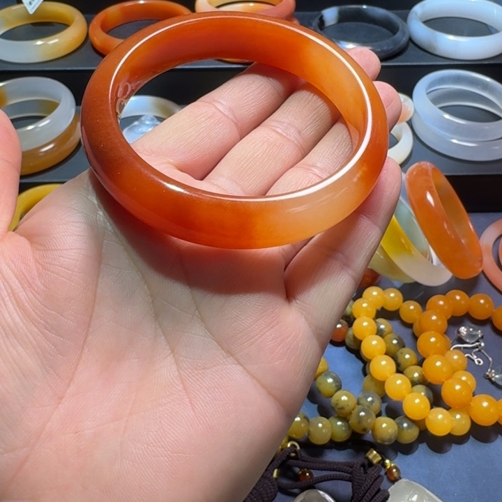 暖***怀石英质玉（金丝玉）未镶嵌手镯