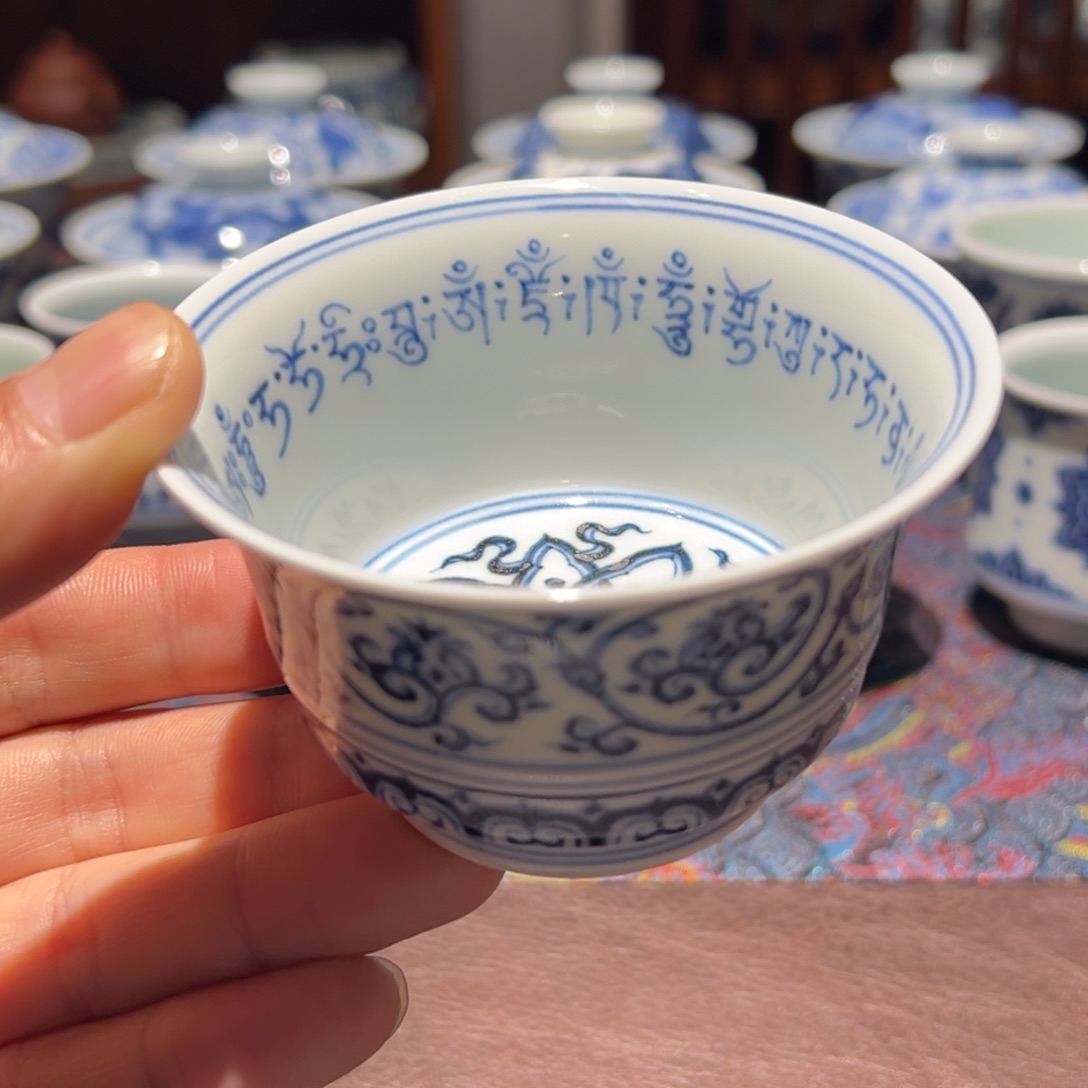 杯青花缠枝莲内梵文平安颂撇口马蹄杯口径约8.3厘米