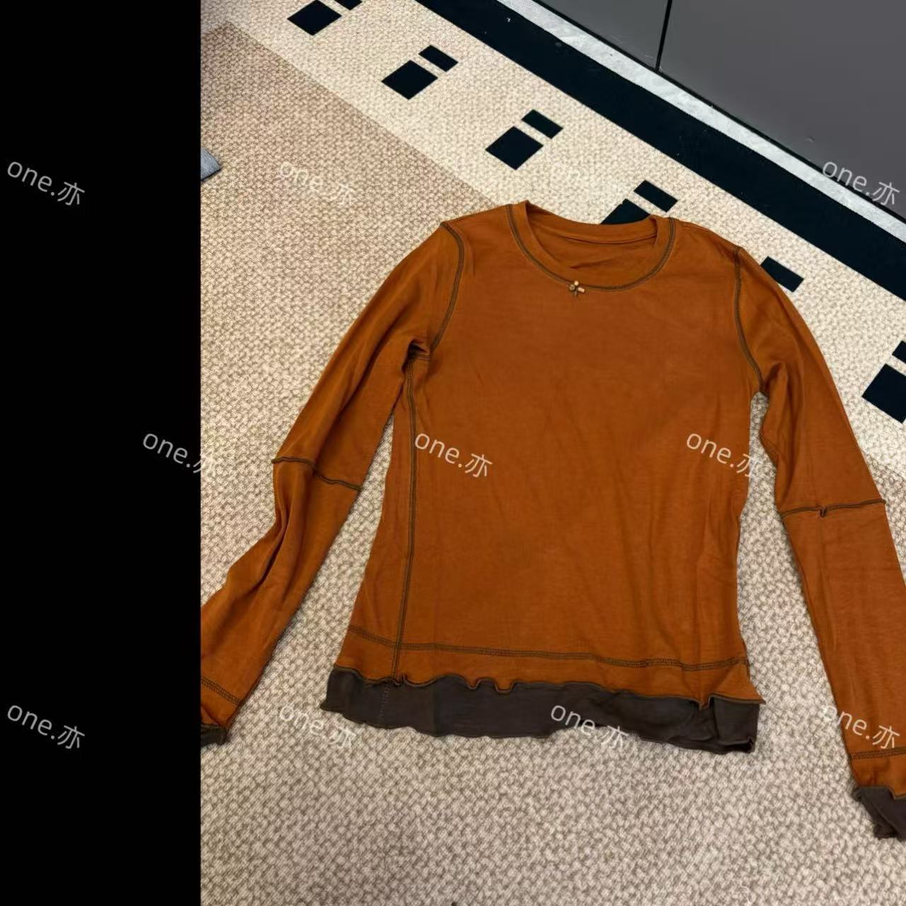 【一个亦】花边缝线拼色钉珠打底上衣YF/8071