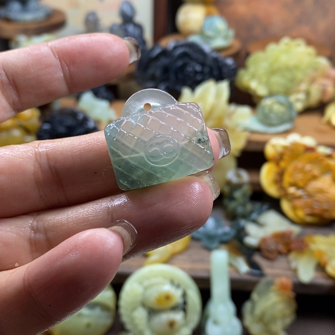 张***义蛇纹石玉未镶嵌吊坠(赠链)