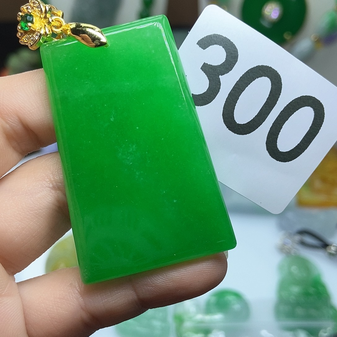 翡翠吊坠(赠链)未镶嵌