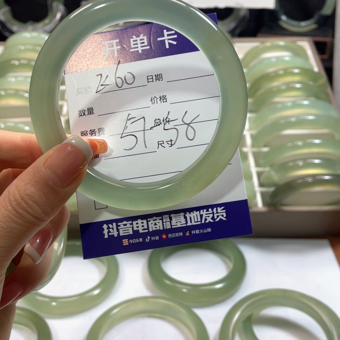 蛇纹石玉未镶嵌手镯三****姥