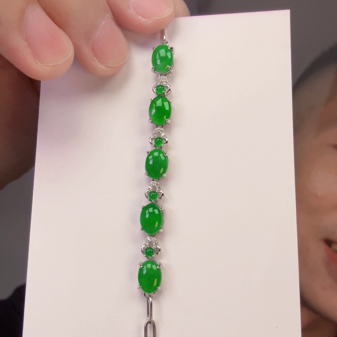 翡翠未镶嵌颈饰一件