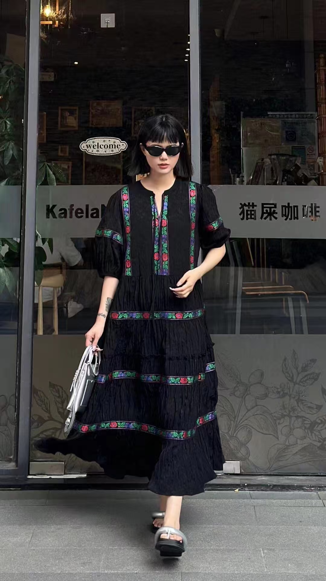 【彩莺舞】黑色刺绣拼接提V领连衣裙女2024新款高级减龄裙子