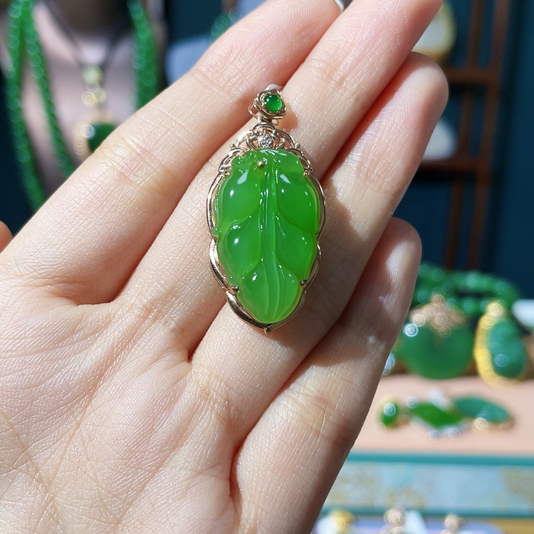 和田玉（碧玉）颈饰18K金镶嵌?**好